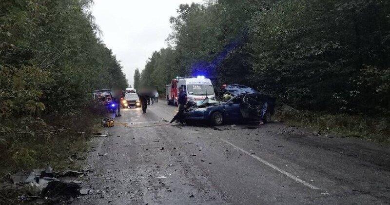 У Рівненській області сталася аварія за участю легкового автомобіля та мікроавтобуса. Внаслідок зіткнення загинули двоє людей, серед яких є підліток, а ще четверо отримали травми. ФОТОрепортаж.