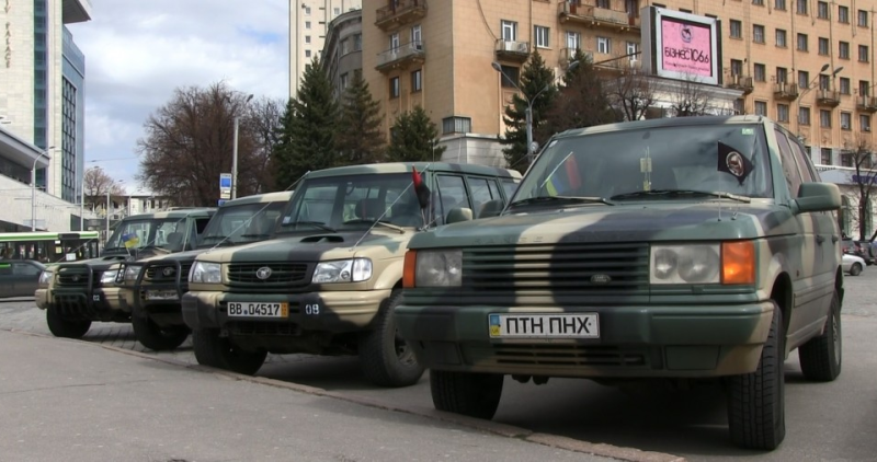 Уряд полегшив процес реєстрації автомобілів для волонтерів, які підтримують військових: що потрібно знати про цю ініціативу.