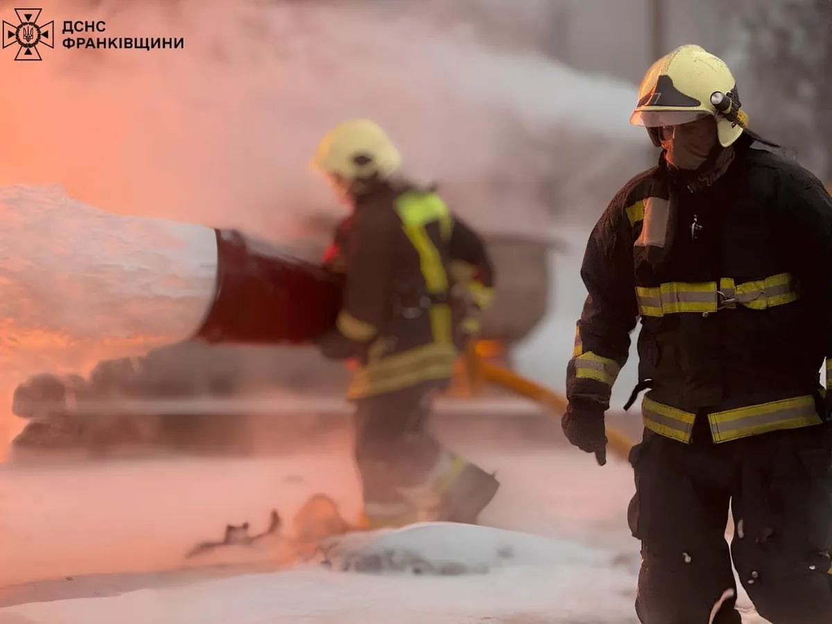 Після атаки з боку Росії вдалося ліквідувати пожежу на підприємстві в Івано-Франківській області, жертв не зафіксовано, повідомляє Державна служба з надзвичайних ситуацій | УНН.