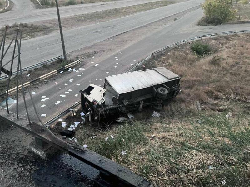 У захопленій Макіївці вантажний автомобіль зірвався з мосту – ФОТО