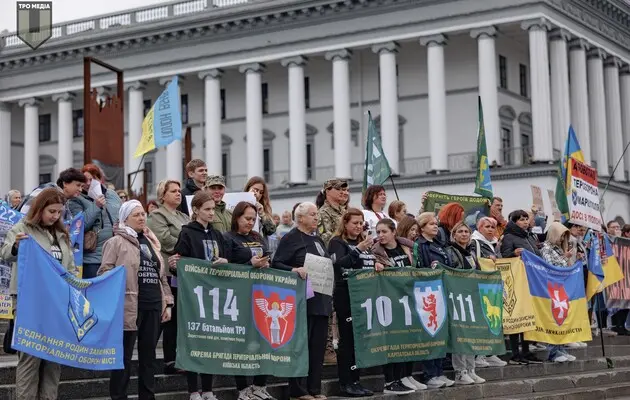 У Києві пройшла мирна масова демонстрація на підтримку зниклих безвісти та утримуваних захисників.