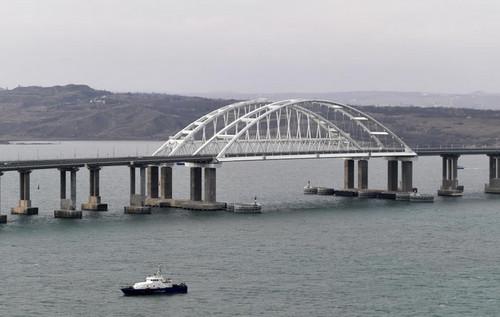 Бонові бар'єри не прагнуть охороняти Керченський міст і вільно переміщуються біля Керчі.