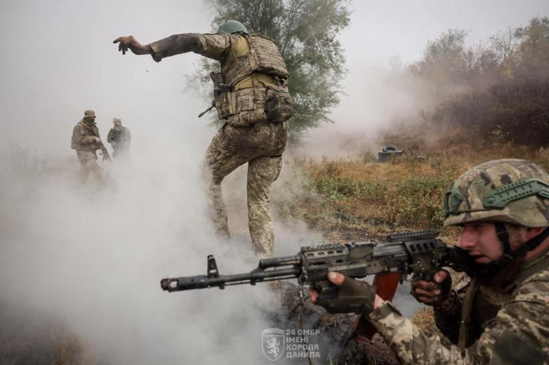 Окупанти зуміли подолати нашу оборонну лінію поблизу Часового Яру: в даний момент відбуваються запеклі бої - деталі | Експрес онлайн