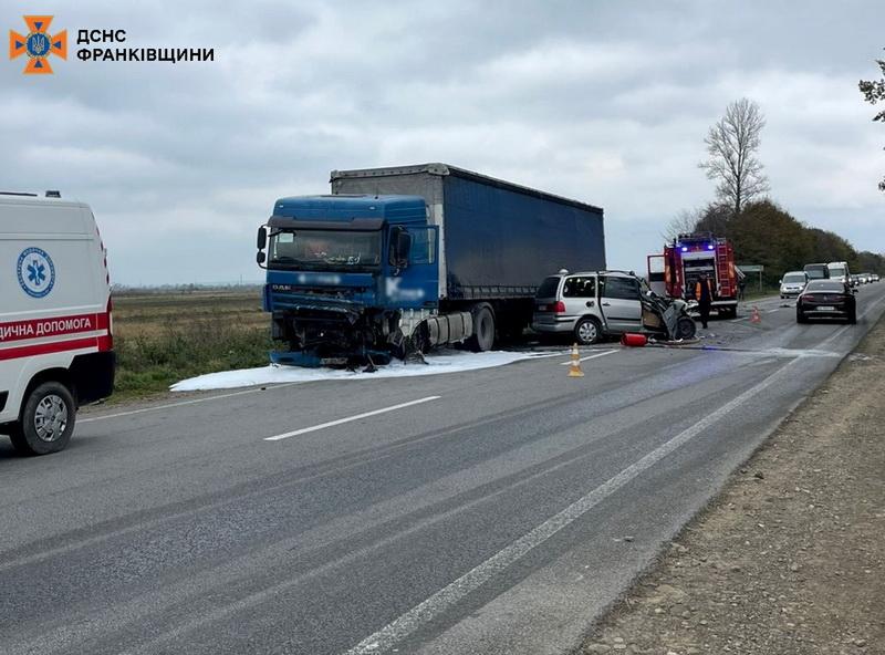 На Прикарпатті внаслідок дорожньо-транспортної пригоди загинув керманич легкового автомобіля.