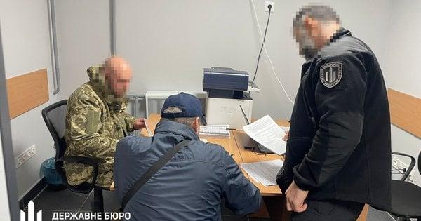 Державне бюро розслідувань викрило двох військовослужбовців, які неправомірно отримали бойові виплати для медсестри, що працює в тилу.