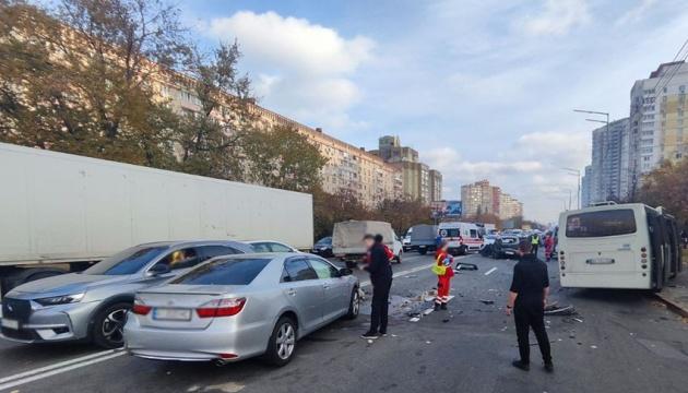 У Києві відбулася аварія, в якій брали участь три автомобілі та маршрутний автобус, внаслідок чого є постраждалі.