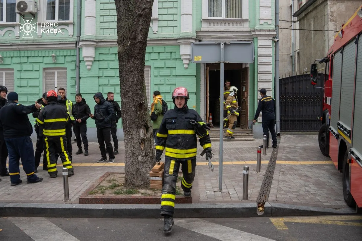 У самому серці Києва на чоловіка впала стіна вагою півтонни | УНН