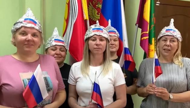 Вчителі з Росії створили та показали шапочки з алюмінієвої фольги, які, за їхніми словами, слугують 