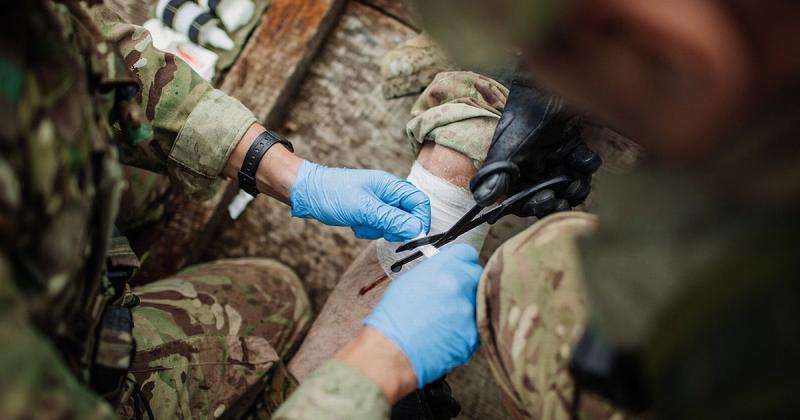 Депутат повідомив, що медичних працівників з польових шпиталів призначають у штурмові підрозділи.